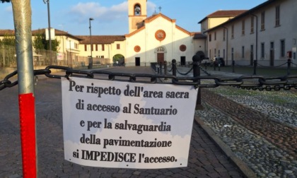 Don Stefano sbarra la piazza contro il parcheggio selvaggio