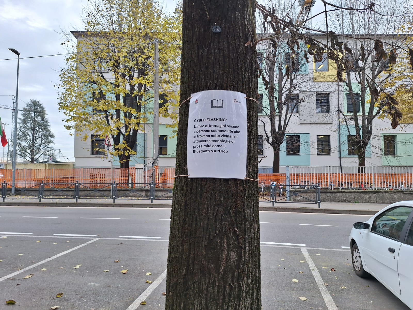 Cologno al Serio Il centro giovanile Lo Spazio affigge cartelli contro la violenza sulle donne per il 25 novembre