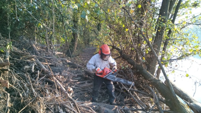 Ripulito da un volontario l’argine dell’Adda dopo la piena