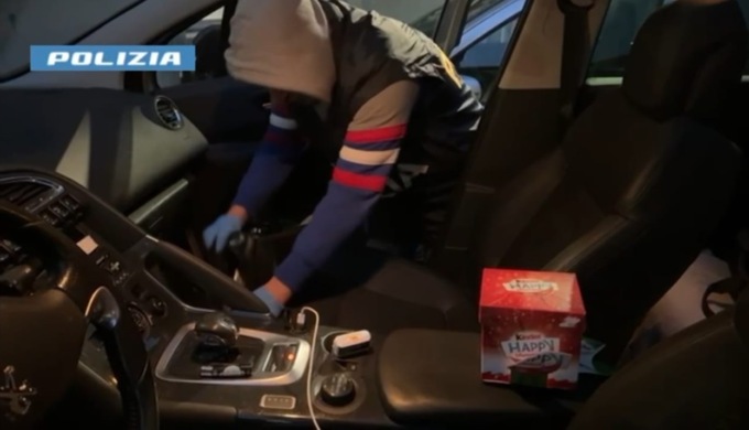 Nascondevano più di un chilo di cocaina sotto il sedile dell’auto