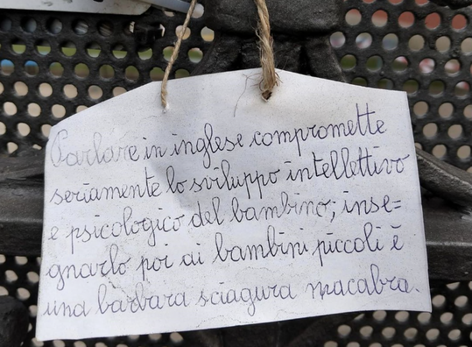“L’inglese fa male ai bambini”, la strana invettiva affissa sul cancello della materna