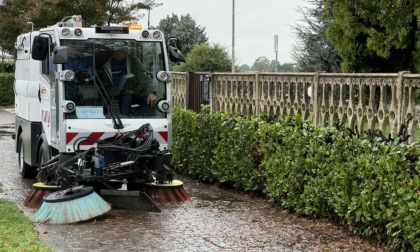 Motospazzatrice in servizio, tutti i lunedì pulizia del centro