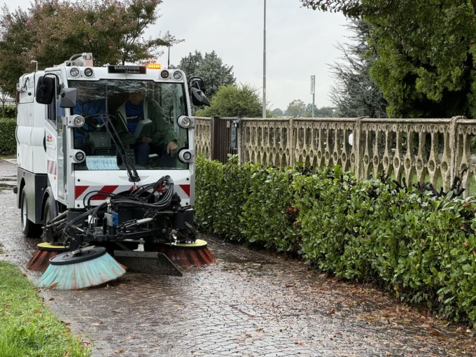Motospazzatrice in servizio, tutti i lunedì pulizia del centro