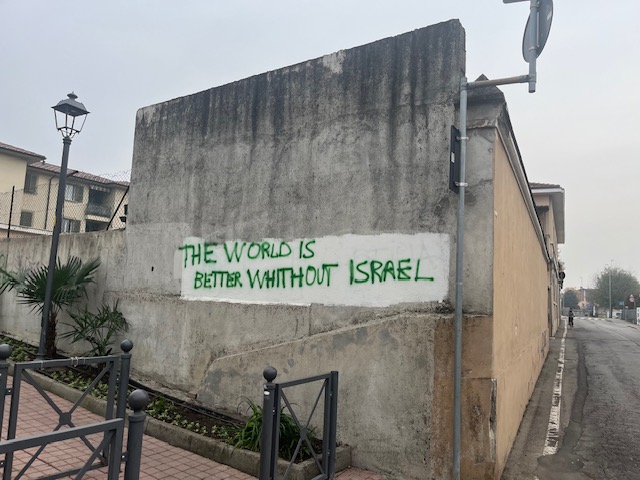 Scritte antisemite, nel mirino anche il sindaco che replica a tono