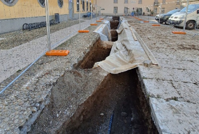 Del Carro: “Immorale scavare con le ruspe sopra un cimitero”