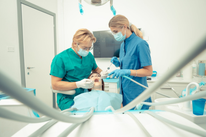 Denti bianchi: meglio un trattamento sbiancante o le “faccette”? Facciamo chiarezza