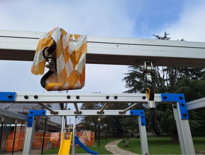 Piccoli teppisti spadroneggiano in città, vandalismi in piazza e al centro sportivo