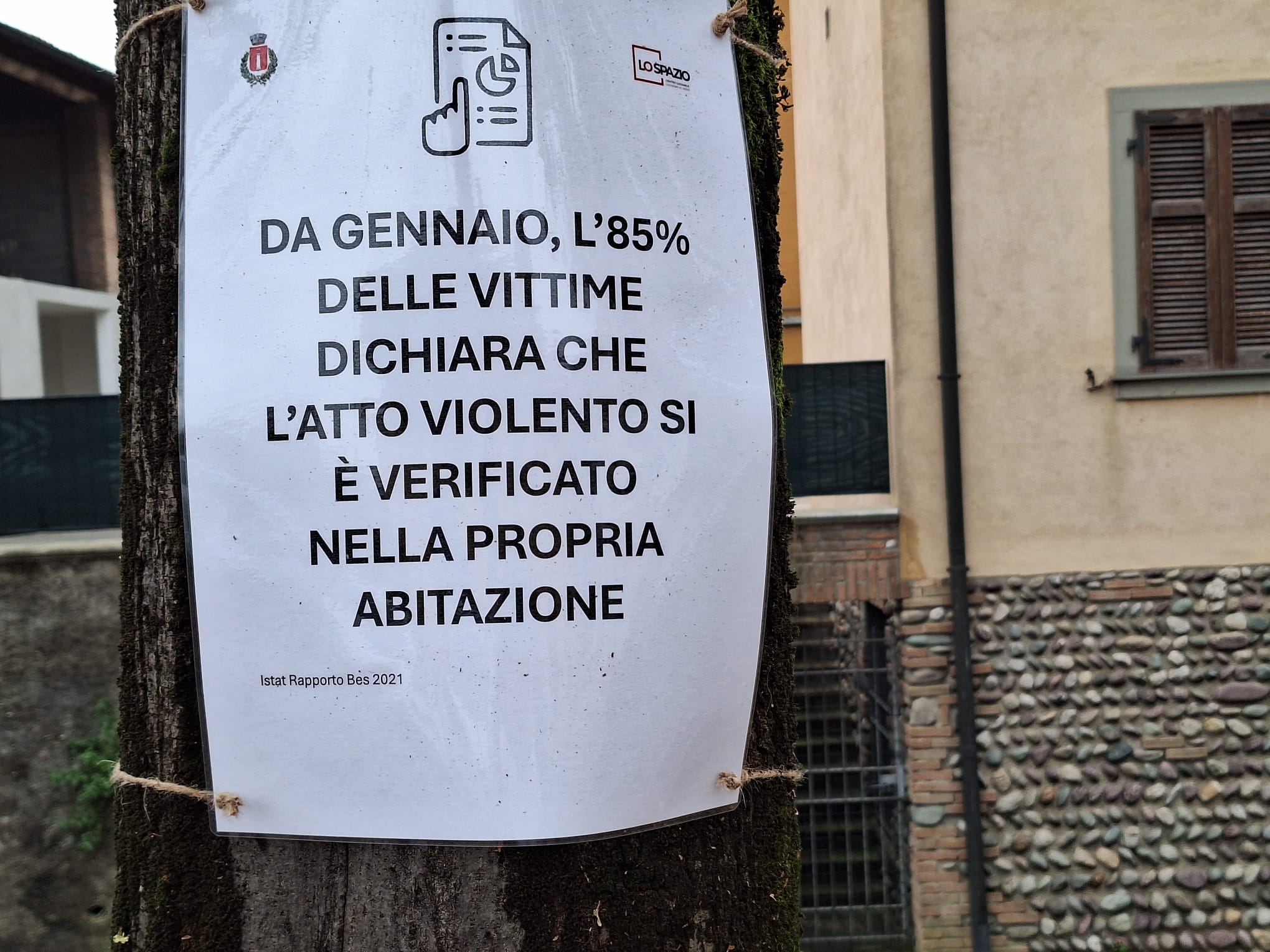 Cologno al Serio Il centro giovanile Lo Spazio affigge cartelli contro la violenza sulle donne per il 25 novembre