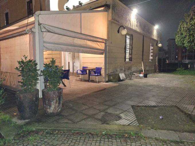 Strappano la grata dalla finestra e rubano due cambiamonete