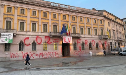 La vernice spray dei complottisti colpisce nel cuore di Bergamo