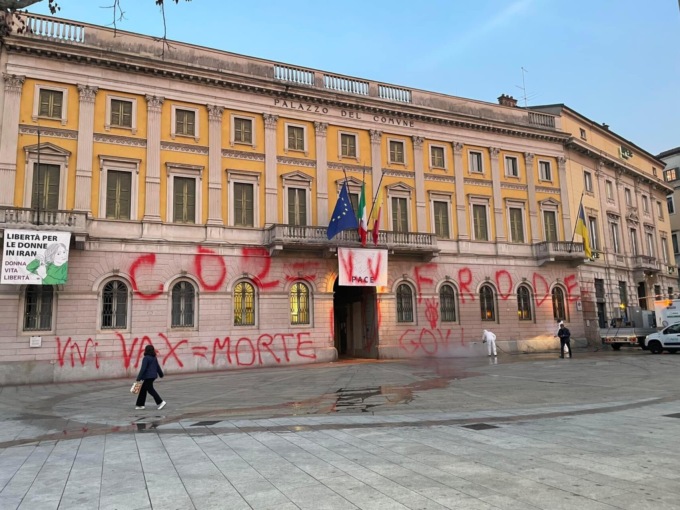 Imbrattarono il Municipio di Bergamo, individuato uno dei responsabili
