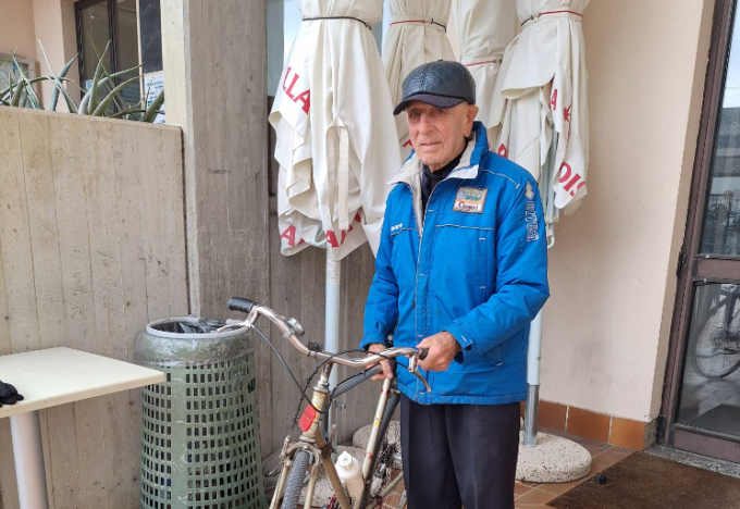 A 92 anni macina 14 chilometri al giorno per giocare a bocce