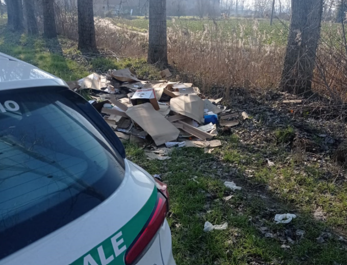 Guerra all’abbandono di rifiuti, il sindaco: “Spesso sono insospettabili e distinti cittadini a lordare la città”