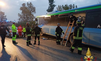 Evita lo scontro con un'auto, ma finisce con il pullman contro una recinzione