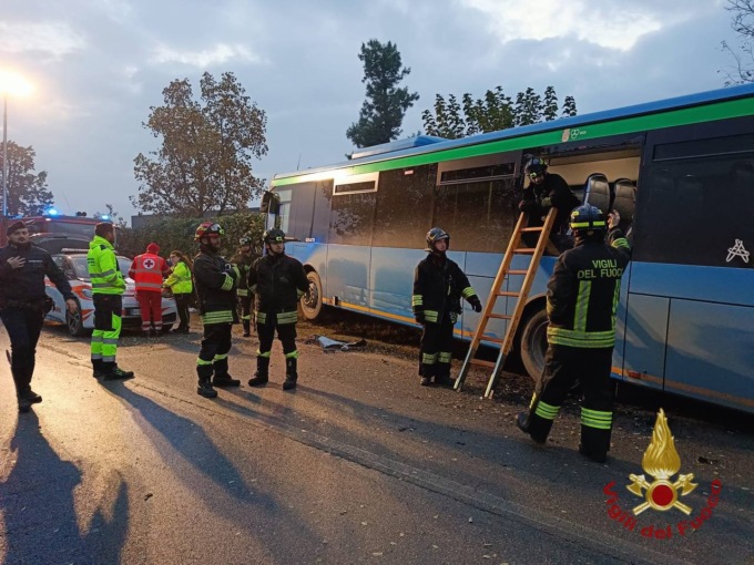 Evita lo scontro con un’auto, ma finisce con il pullman contro una recinzione