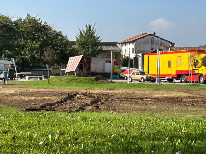 La nuova piazza di Romano “devastata” dal  circo, scoppia la polemica
