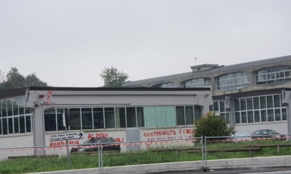 Raid dei complottisti all’Istituto Archimede di Treviglio: lo sdegno della dirigente