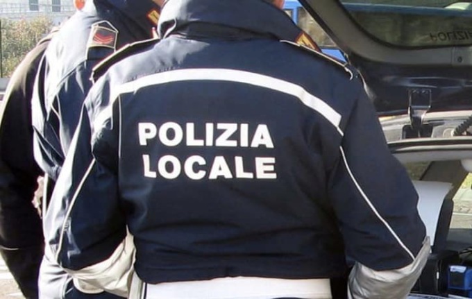 Volantini per la raccolta di abiti usati sparsi in giro per tutto il paese: è una truffa