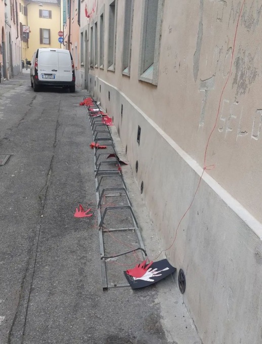 Vandalizzati anche i lavoretti contro la violenza sulle donne