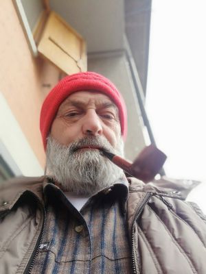 Rientra a casa e trova i ladri, che riescono a fuggire