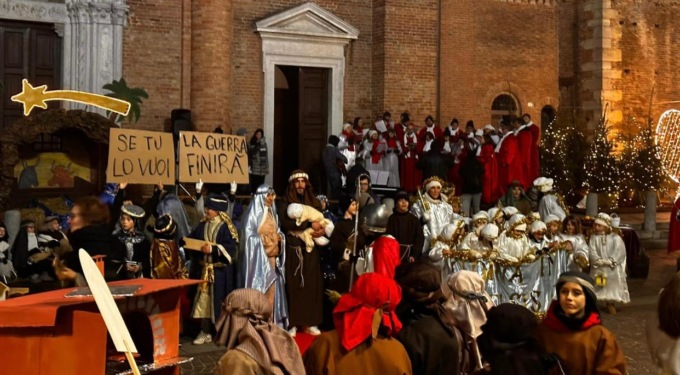 Il presepe vivente scalda i cuori e lancia un messaggio di pace