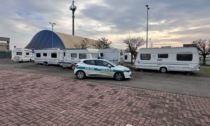 Occupano abusivamente un parcheggio, sgomberata carovana di nomadi