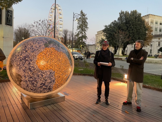 Christmas Design: quattro passi per Bergamo alla scoperta di 14 opere d’arte natalizie