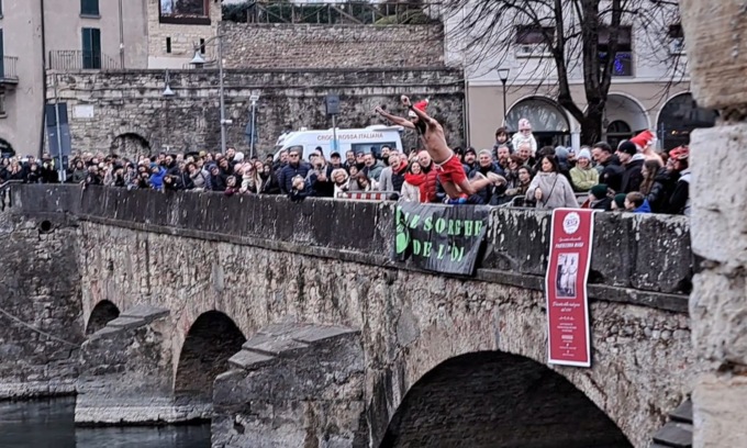 Un tuffo gelido nell’Oglio per scaldare i cuori di Dharma