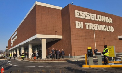 Una folla di curiosi per l'inaugurazione della nuova Esselunga di Treviglio