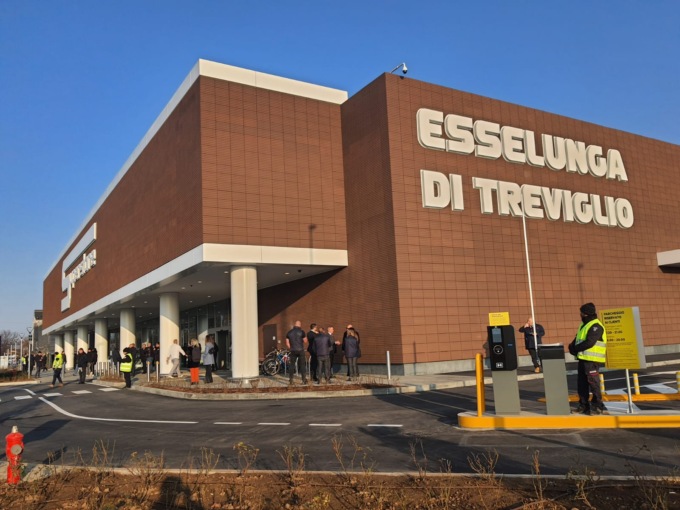 Una folla di curiosi per l’inaugurazione della nuova Esselunga di Treviglio