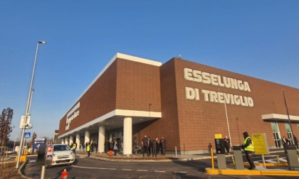 Fingono di chiedere informazioni e rubano le borse dalle auto