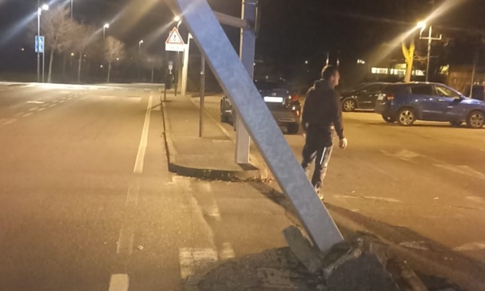Travolge e danneggia il portale d’ingresso del parcheggio, identificato e multato l’autista
