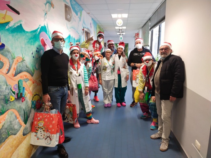 Clown in corsia, l’allegria invade l’ospedale