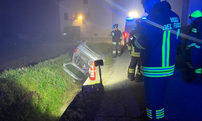 Anziano perde il controllo dell’auto nella nebbia e finisce nel fosso