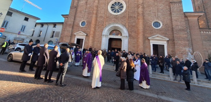 Chiesa piena per l’ultimo saluto al vigile Annibale Scandelli