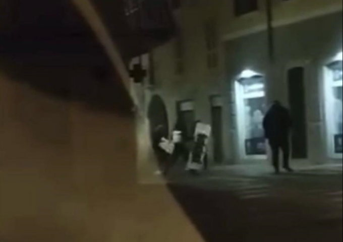 Si prendono a botte con gli espositori, giovani immortalati dalle telecamere