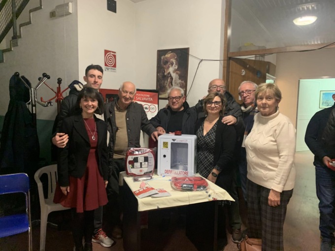 Un defibrillatore in dono all’Auser grazie all’associazione “Vivere”
