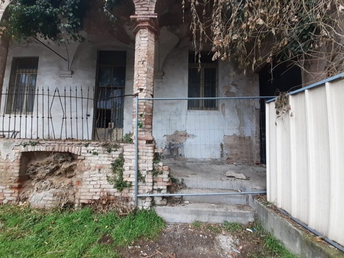 Ospedale vecchio, accesso “blindato” contro vandalismi e bivacchi