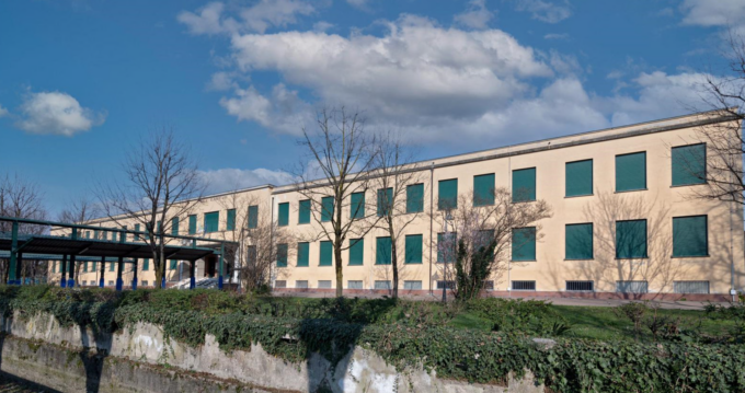 Fioccano le multe contro la sosta selvaggia fuori da scuola, ma i genitori insorgono