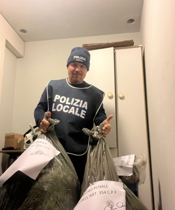 Sacchi neri abbandonati nel fosso, all’interno c’erano 15 kg di Marijuana