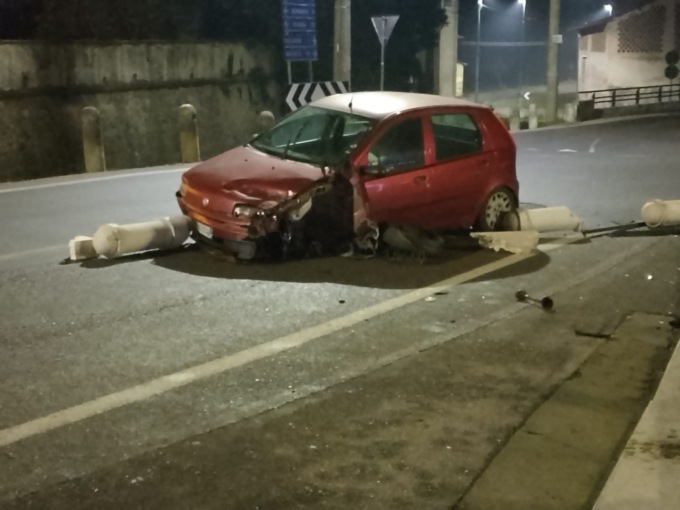 Perde il controllo dell’auto e abbatte i piloni sul sagrato della chiesa