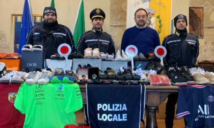 Oltre 230 articoli di marca contraffatti, maxi sequestro della Polizia locale