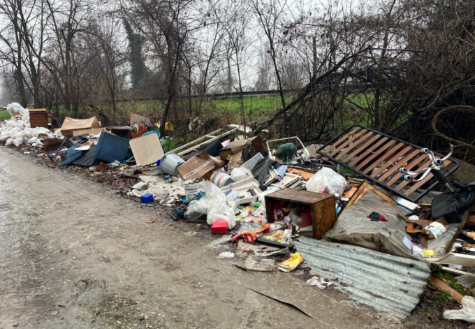 Una discarica a cielo aperto lungo l’Adda, i volontari smaltiscono oltre 400 chili di rifiuti