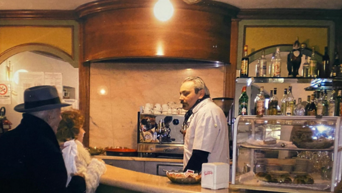 Chiude la pasticceria “Da Sandro”, ma Oliviero Gelmi non si ferma: “La pensione non fa per me”