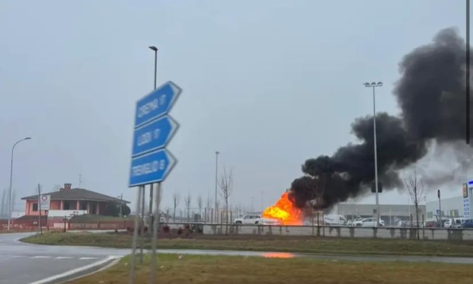 In fiamme il tetto di una casa a Pieranica, a Rivolta brucia un’auto