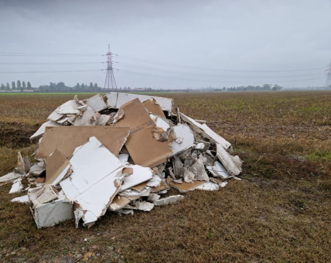 Abbandona materiale edile nei campi, multa da 6500 euro per un’azienda della zona