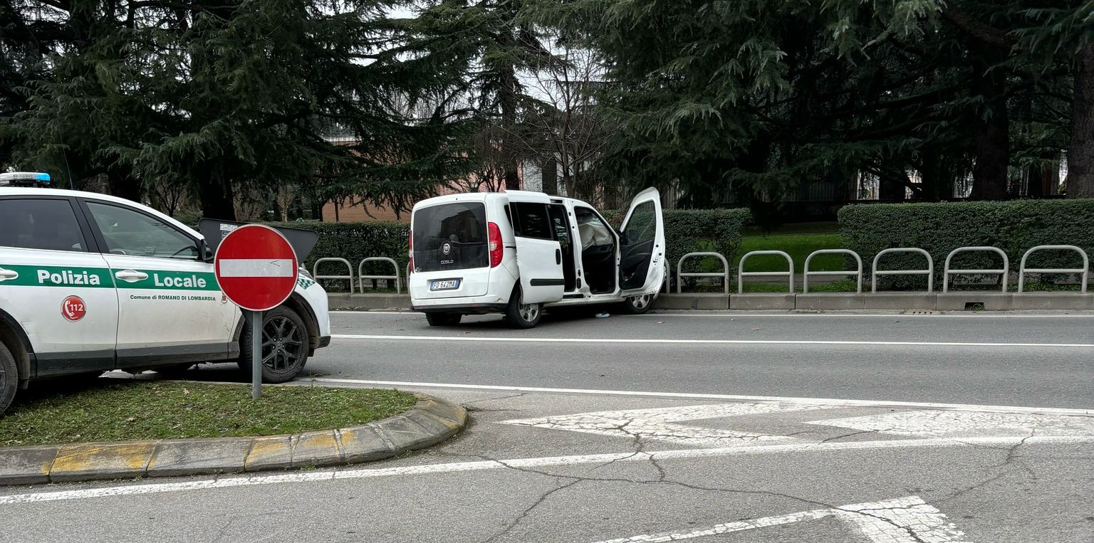 Cologno al Serio Inseguimento ladri da Romano, auto si schianta contro le barriere di via De Gasperi