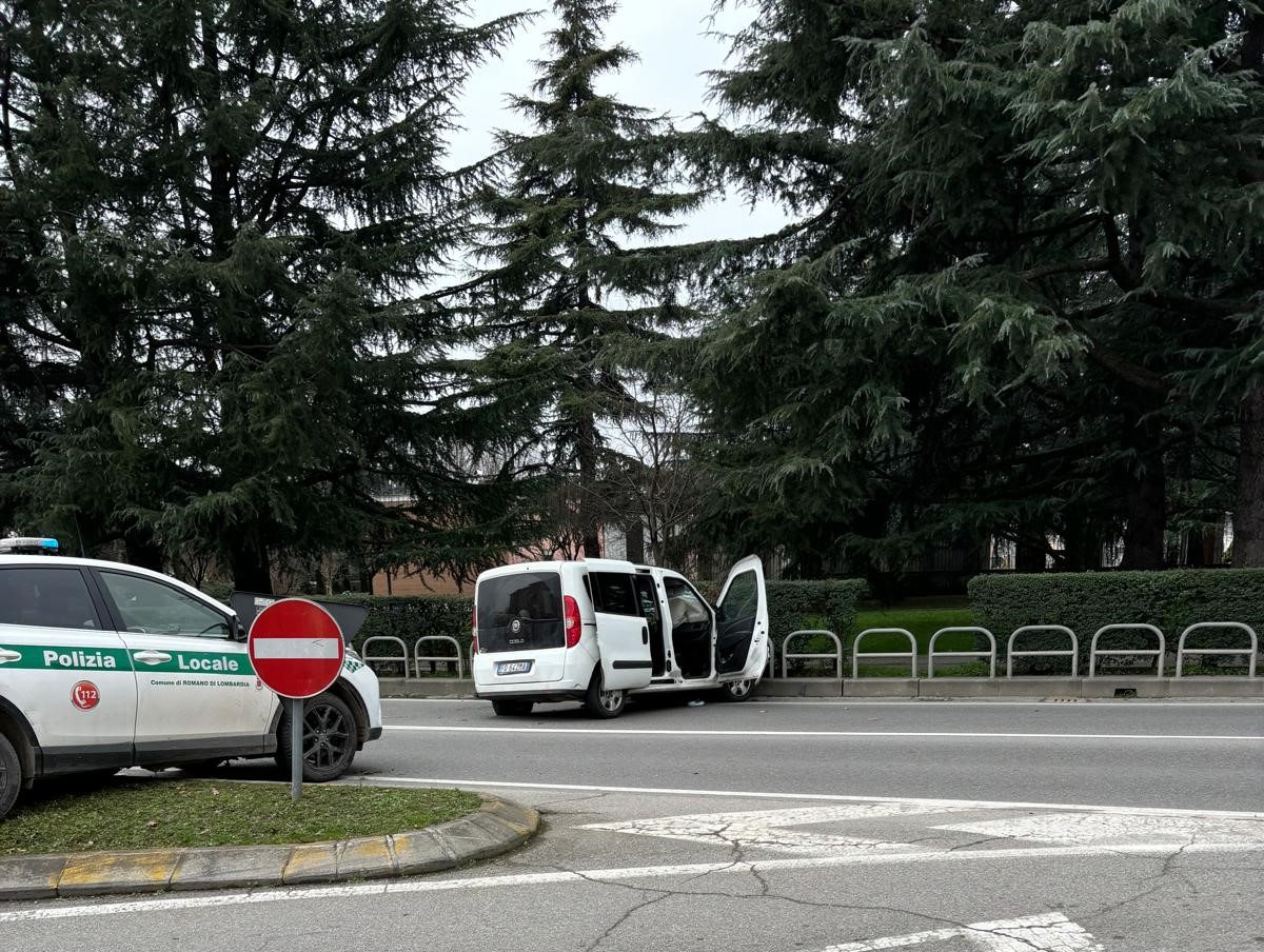 Cologno al Serio Inseguimento ladri da Romano, auto si schianta contro le barriere di via De Gasperi