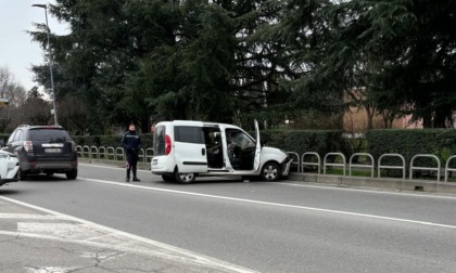 Ladri in fuga sul Doblò rubato si schiantano in centro: arrestati zio e nipote