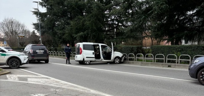 Ladri in fuga sul Doblò rubato si schiantano in centro: arrestati zio e nipote